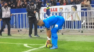 Ngôi sao Payet bị tấn công, trận Lyon vs Marseille huỷ sau 5 phút