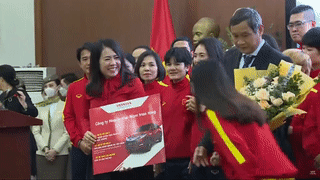 Các nữ tuyển thủ Việt Nam vỡ òa sung sướng vì được tặng xe 
