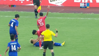 Cầu thủ U23 Lào được khen ngợi khi kéo lưỡi giúp cầu thủ Campuchia thoát nguy hiểm 