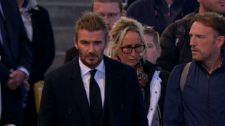 Video: Beckham không dùng đặc quyền, xếp hàng 13 tiếng để viếng Nữ hoàng Anh 