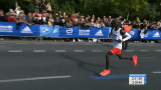 Huyền thoại marathon Eliud Kipchoge tự phá kỷ lục thế giới ở tuổi 37 