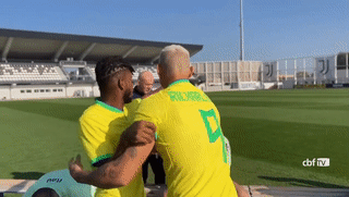 Video: Sao MU bị đồng đội &apos;đuổi cổ&apos; vì chiếm chỗ ngồi của Neymar trên tuyển Brazil 