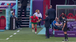 Hài hước: Cầu thủ Morocco vào muộn khiến cả sân phải chờ, nghi bận đi...giải quyết nỗi buồn