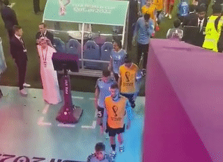 Video: Cavani nổi điên xô đổ màn hình VAR vì bị trọng tài từ chối thổi penalty 