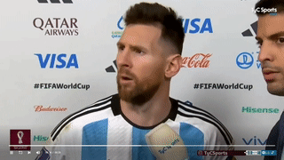 Đang phỏng vấn, Messi dừng lại xua đuổi cầu thủ đối phương: &apos;Nhìn gì vậy, thằng đần? Biến đi&apos; 