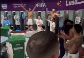 Tuyển Argentina ăn mừng chế giễu Brazil trong phòng thay đồ 