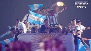 Video: Đoàn lạc đà hộ tống Messi và đồng đội ăn mừng vô địch World Cup 2022