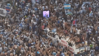 Video: Người dân Argentina oà khóc, &apos;biển người&apos; đổ ra đường ăn mừng chức vô địch World Cup 