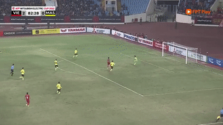 Highlights Việt Nam 3-0 Malaysia: Vượt khó thành công, chễm chệ ngôi đầu 