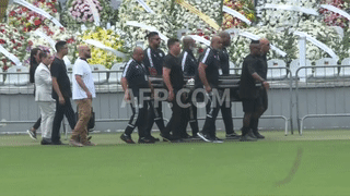Video: Đưa linh cữu của Pele đến nơi tổ chức tang lễ, người hâm mộ xếp hàng dài chờ vào 