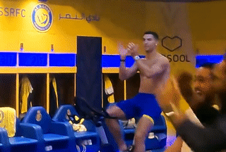 Chưa được đá cho Al Nassr, Ronaldo ngậm ngùi ăn mừng trong phòng thay đồ 