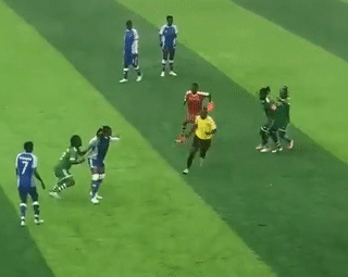 Độc lạ châu Phi: Trọng tài nam bị nữ cầu thủ đuổi đánh vì không thổi penalty 