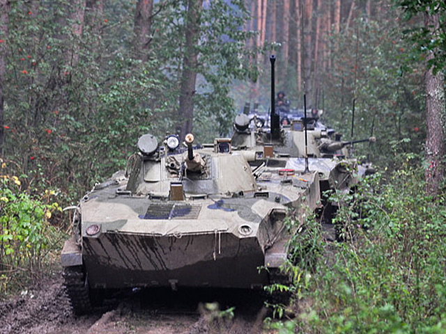 Ukraine cho rằng binh sĩ và khí tài quân sự Nga đang trở lại biên giới hai nước. Ảnh: NewsRu