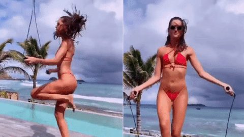 Siêu mẫu nội y Izabel Goulart mặc bikini nhảy dây trên biển gây 'sốt'