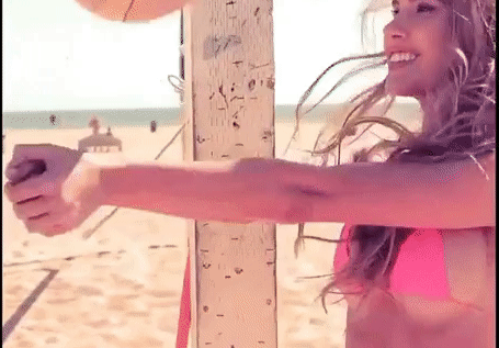 Kara Del Toro mặc bikini bé xíu tâng bóng trên bãi biển, quyến rũ hút hồn