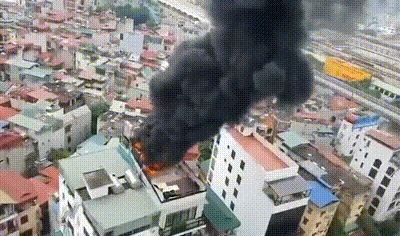 Cột khói đen hàng chục mét từ đám cháy nhà 7 tầng ở Thanh Xuân, Hà Nội