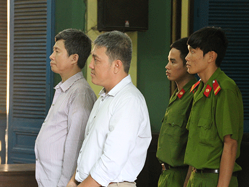 Nguyễn Hùng Sơn và Hồ Đức An đứng nghe tuyên án