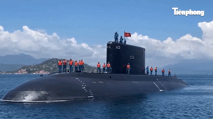 Sát hạch khả năng thực hành tác chiến kíp chiến đấu tàu ngầm của Hải quân Việt Nam