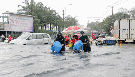 Ngập nặng trên đường Hòa Bình (quận 11, TPHCM)