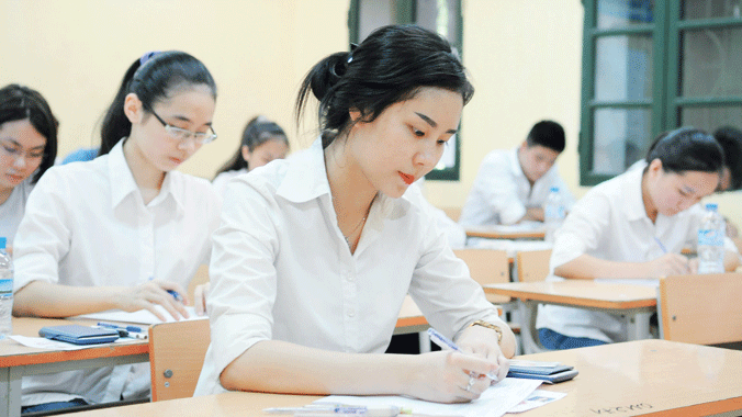 Thí sinh làm bài thi tại điểm thi trường THPT Quang Trung, Hà Nội ngày 2/7. Ảnh: Như Ý.