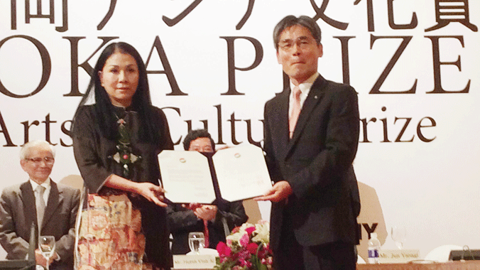 Ngài Phó thị trưởng thành phố Fukuoka trao thông báo giải thưởng cho NTK Minh Hạnh.