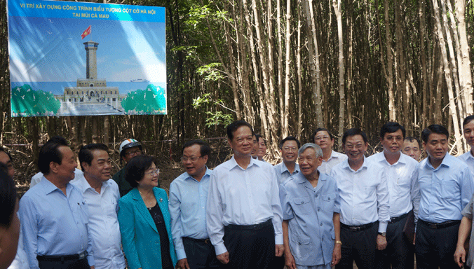 Thủ tướng Nguyễn Tấn Dũng thăm vị trí xây dựng công trình biểu tượng Cột cờ Hà Nội tại Mũi Cà Mau. Ảnh: N.T.H.
