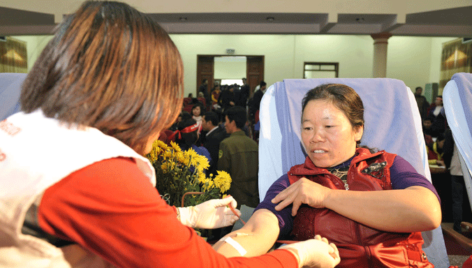 Bà Nguyễn Thị Tiếp (55 tuổi) hăng hái hiến máu. Ảnh: Xuân Tùng.