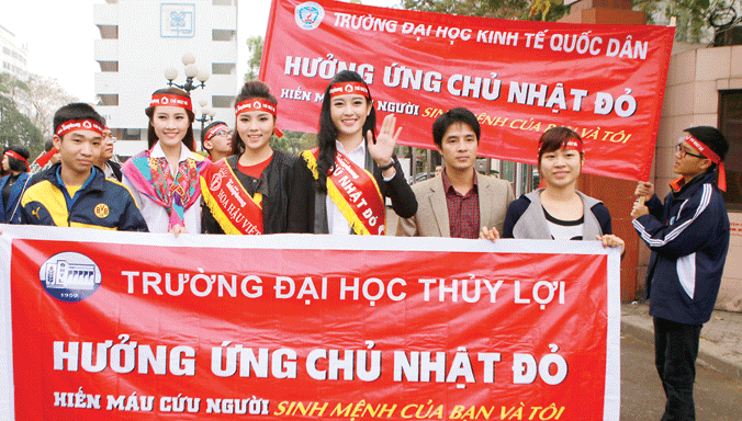 Hoa hậu Việt Nam Nguyễn Cao Kỳ Duyên và các người đẹp hưởng ứng Chủ nhật Đỏ 2015.