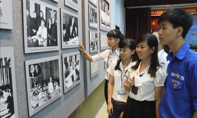 Thí sinh tham quan hình ảnh về Chủ tịch Hồ Chí Minh tại Trường Đại học Nguyễn Tất Thành.