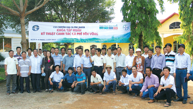 Đại diện Bayer CropScience Việt Nam cùng đại diện Viện Khoa học Kỹ thuật Nông nghiệp Tây Nguyên (WASI) và Hội viên Câu lạc bộ Chuyên gia Cà phê Bayer tại khóa tập huấn