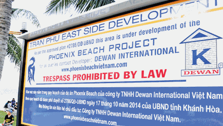 Một trong 11 bảng “chủ quyền” do Cty Dewan Việt Nam dựng ở bờ biển đường Trần Phú, Nha Trang tháng 5/2015, khiến dư luận bất bình