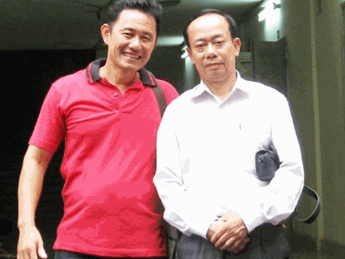 Ông Trần Minh Anh (bên trái) sau phiên tòa sơ thẩm, hồi tháng 9-2014