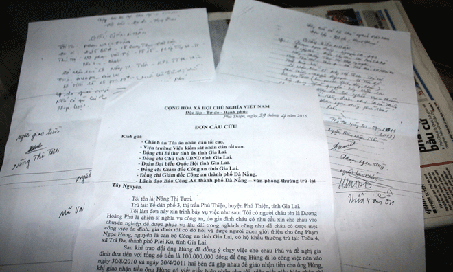 Giấy tờ và đơn thư bà Tươi tố cáo đối tượng tự xưng phóng viên báo Công an TP Đà Nẵng.