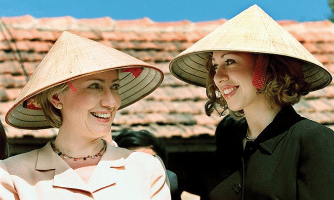 Đệ nhất phu nhân Mỹ Hillary Clinton (trái) và con gái Chelsea với cặp nón lá.