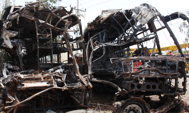 Hai xe khách cháy rụi sau cú tông rạng sáng 22/5 làm 12 người chết.