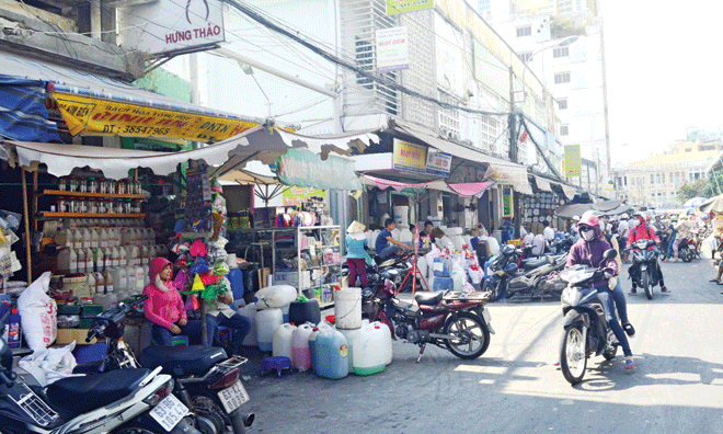 Chợ “thần chết” Kim Biên vẫn nhộn nhịp mua bán giữa trung tâm TPHCM.