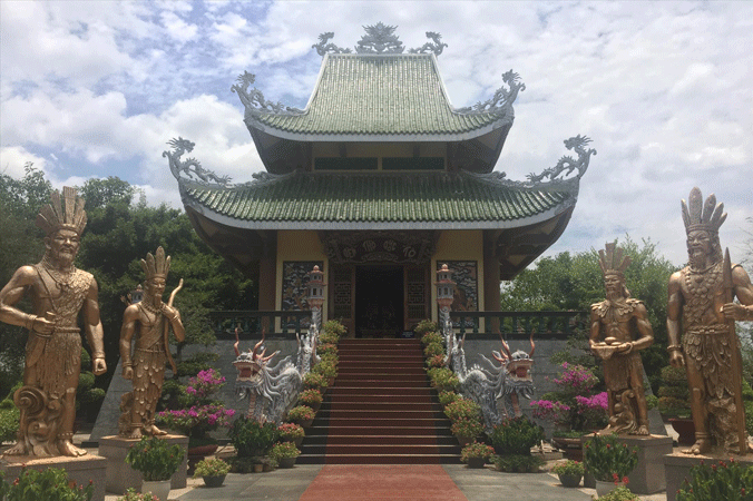 Tượng Hùng Vương ở Công viên Đồng xanh (Gia Lai).