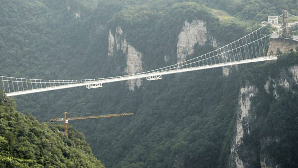 Sàn nhảy bungee cao nhất thế giới từ một chiếc cầu kính có thật sự đáng sợ?