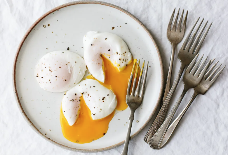 Trứng gà chần có bổ dưỡng hơn trứng luộc chín?