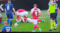 VIDEO: Giây phút Eriksen đổ gục xuống sân khiến đồng đội hoảng sợ 