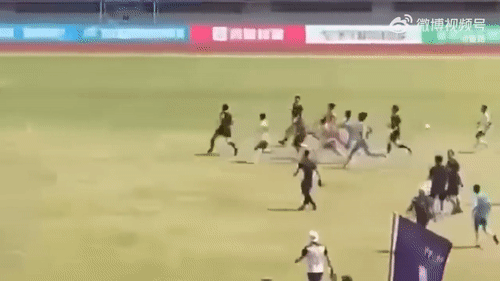 Choáng với hình ảnh cầu thủ U15 Trung Quốc đuổi đánh trọng tài