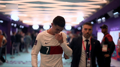 Hãy xem ảnh Ronaldo khóc sau khi đội tuyển Bồ Đào Nha không thể giành chiến thắng trong World Cup