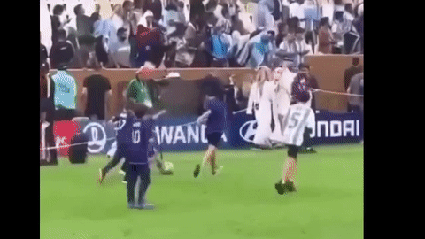 Video con trai út nhà Messi đi bóng tại sân Lusail gây sốt