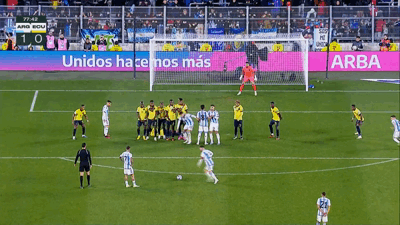 Lionel Messi đá phạt thần sầu, ‘giải cứu’ Argentina trước Ecuador