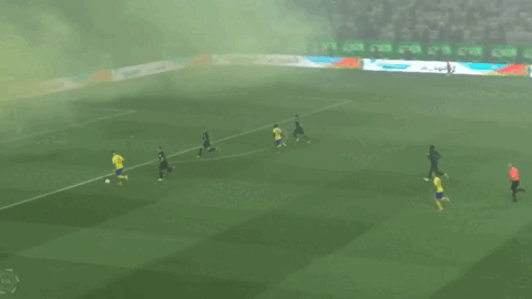 Ronaldo ghi bàn xuyên khói mù, Al Nassr thắng nghẹt thở Al Ahli