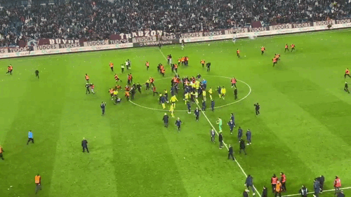 Bóng đá Thổ Nhĩ Kỳ lại gây sốc: Cổ động viên tràn vào sân đuổi đánh cầu thủ
