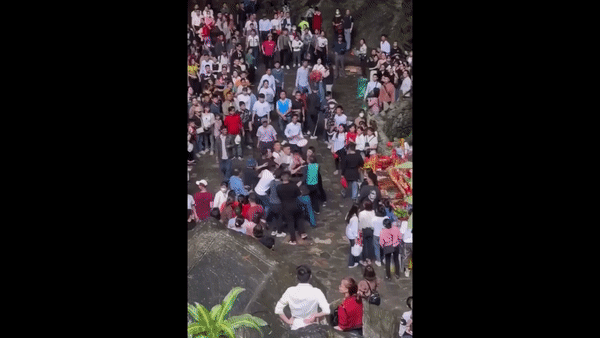 CLIP: Nhóm thanh niên ẩu đả tại chùa Hương