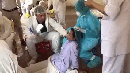 Xót xa cảnh nhân viên y tế kiệt sức khi lấy mẫu xét nghiệm tại Bắc Ninh