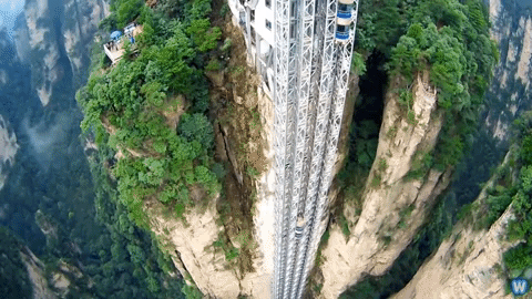 Kinh ngạc trước thang máy ngoài trời cao nhất thế giới được xây trên vách đá