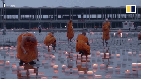 Ngôi chùa Thái Lan thắp 350.000 ngọn nến cầu bình an giữa đại dịch COVID-19 